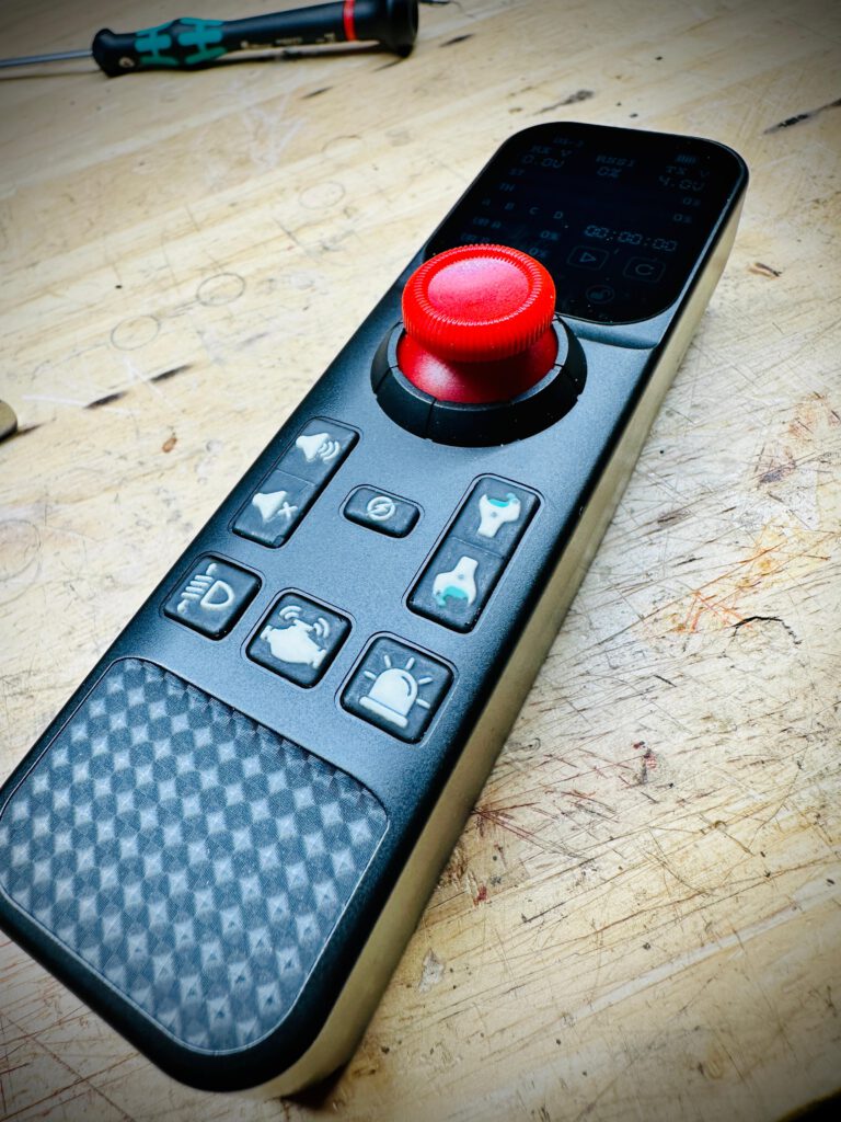 Von MSD modifizierte HotRC DS800 mit 3D-gedruckten Funktionstasten